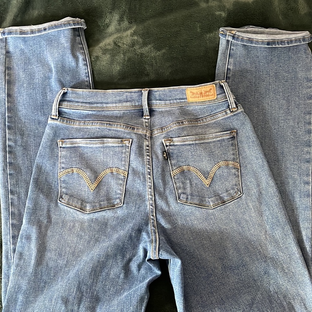 2/$10 Levi’s straight jeans GUC